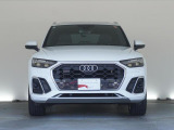 Audiデザインの特徴であるシングルフレームグリルが存在感を主張します。