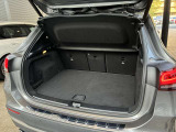 ゆったりとしたトランクルームでございます。たくさんのお荷物の車載が可能でございます。