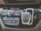 運転席より操作性の良いシフトレバーと、オートエアコンのスイッチ等の画像です。