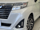 【LEDヘッドライト】悪天候や夜間走行時も良好な視界を確保し安心して運転できる高輝度LEDヘッドライトを装備!点灯速度が早く、消費電力も抑えられています。