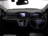 シンプルな運転席周りですね。乗っていて落ち着けるデザインです。運転視界も広々!