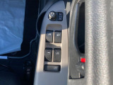 【電動格納ミラー】サイドミラーは電動格納式となっており、狭い駐車場でもキズがつくリスクを抑えられます。