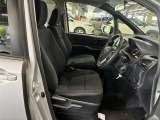運転席の画像です。足元やシートまわりに余裕があり、リラックスした姿勢で運転が可能です。視界も良好で操作系へのアクセスもしやすく、快適で安心感のあるドライブをサポートします。