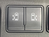 【両側パワースライドドア】スマートキーや運転席のスイッチで後席両側スライドドアの開閉が可能♪電動だから力を入れてドアを開ける必要が無く、小さなお子様でも簡単に開け閉めでき快適です♪