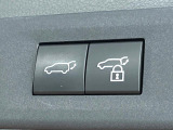 【パワーバックドア】スマートキーや運転席のボタンを押すだけでリアゲートが自動で開閉します!荷物を持っている時や、高い位置にあるバックドアを閉める際に便利な機能です♪