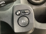 ハンドルの右側に電動格納付きパワーミラーの操作スイッチがついています。左右のサイドミラーの角度調節も微調整ができて便利です。