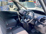 運転席も広々とゆったりしております。アームレストも装備しており快適にドライブしていただけます。