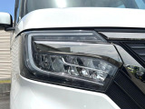 【LEDヘッドライト】悪天候や夜間走行時も良好な視界を確保し安心して運転できる高輝度LEDヘッドライトを装備!点灯速度が早く、消費電力も抑えられています。