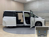 狭いスペースでも、隣の車を気にせず開閉出来るスライドドア。どんな場所でもドアを十分に大きく開くことが出来るので乗り降りや荷物を載せるのに便利です。