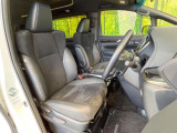 運転席まわりには十分なスペースがあり、大柄な方でもゆったり運転していただける環境です。