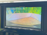 【バックカメラ】駐車時に後方がリアルタイム映像で確認できます。大型商業施設や立体駐車場での駐車時や、夜間のバック時に大活躍!運転スキルに関わらず、今や必須となった装備のひとつです!