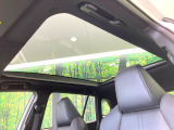【ガラスルーフ】ガラスルーフ搭載で車内の解放感が一気にアップ!開放的なドライブをお楽しみいただけます。
