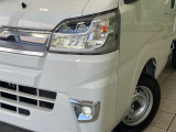 【LEDヘッドライト】悪天候や夜間走行時も良好な視界を確保し安心して運転できる高輝度LEDヘッドライトを装備!点灯速度が早く、消費電力も抑えられています。
