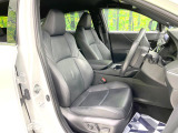 運転席まわりには十分なスペースがあり、大柄な方でもゆったり運転していただける環境です。