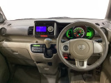 車内は光触媒抗菌消臭施工済です。スタイリッシュなデザインで暖かみのあるインパネ周りを演出します。グローブボックスやカップホルダーのほかにトレーなどたくさんの収納スペースが装備されています。