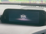 【8.8インチマツダコネクト】車内の雰囲気にマッチした大型のディスプレイ。スマホ接続でのナビ使用やBluetooth再生等、様々な機能が楽しめます。直感的なダイヤル操作が可能で、使い勝手も良好です。