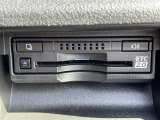 ◆【ETC2.0(DSRC/ITSスポット)】ETCカードを挿入すれば料金所はノンストップで通過できます。ETC限定の割引や、高速道路の情報提供サービスを利用できます。