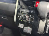 【オートエアコン】「AUTO」スイッチを押すだけで、冷暖房の切り替えや風量、吹き出し口の調整などを自動で行います。
