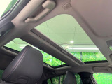 【パノラマルーフ】大型のガラスルーフ搭載で車内の解放感が一気にアップ!開放的なドライブをお楽しみいただけます。