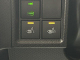 運転席と助手席にはシートヒーターが付いております。