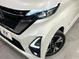 【LEDヘッドライト】悪天候や夜間走行時も良好な視界を確保し安心して運転できる高輝度LEDヘッドライトを装備!点灯速度が早く、消費電力も抑えられています。
