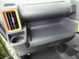 カップホルダーは運転席や助手席からちょうど手の届く位置です!!