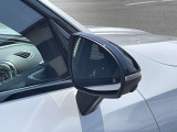 【ブラインドスポットアシスト】走行中車両の斜め後ろの死角エリアをモニタリングし、ドアミラー内蔵のインジケーターを点灯させて注意喚起し、安全な走行のサポートをします。