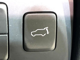 【パワーバックドア】スマートキーや運転席のボタンを押すだけでリアゲートが自動で開閉します!荷物を持っている時や、高い位置にあるバックドアを閉める際に便利な機能です♪