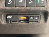 【純正ビルトインETC】有料道路を利用する際に料金所で停止することなく通過できる、ETC車載器が装備されています。セットアップを行うことで利用可能になります。