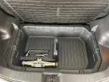 スペアタイヤ交換用のジャッキとレンチがトランク下スペースに収納されています