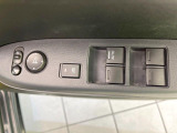 【電動格納ミラー】サイドミラーは電動格納式となっており、狭い駐車場でもキズがつくリスクを抑えられます。