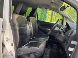 【革調シートカバー】運転席まわりには十分なスペースがあり、大柄な方でもゆったり運転していただける環境です。