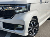 【LEDヘッドライト】悪天候や夜間走行時も良好な視界を確保し安心して運転できる高輝度LEDヘッドライトを装備!点灯速度が早く、消費電力も抑えられています。