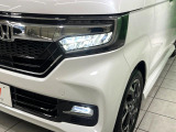 【LEDヘッドライト】悪天候や夜間走行時も良好な視界を確保し安心して運転できる高輝度LEDヘッドライトを装備!点灯速度が早く、消費電力も抑えられています。