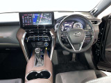 運転席周りのレイアウトをご覧ください。ナビゲーションが綺麗に装着されスッキリ収まってますね!操作スイッチも手が届きやすくわかりやすいです!