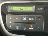 【オートエアコン】一度お好みの温度に設定すれば、車内の温度を検知し風量や温度を自動で調整。暑い&hellip;寒い&hellip;と何度もスイッチ操作をする必要はありません。快適な車内空間には必須の機能ですね♪
