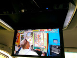 後席モニター付。後席に乗車するお子様も好きな映像を鑑賞しながら、飽きずにドライブできますね。