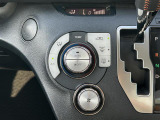【オートエアコン】車内温度を感知して自動で温度調整をしてくれるのでいつでも快適な車内空間を創り上げます。