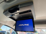 後席用フリップダウンモニター搭載!ALPINE製モニターで後部座席でも快適に映像をお楽しみいただけます!お子様連れや長距離ドライブにも嬉しい装備です♪
