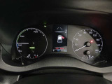 運転中の情報確認がスムーズに行えるよう、デジタル表示を採用し、昼夜問わずくっきりとした視界を確保しています