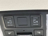 一定速度で電動開閉するスライドドアもございます。