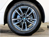 BMWの純正アロイホイールは軽量かつ強度にも優れているホイールで走行性能を引き上げる設計になっております。足元にもBMWは妥協がなくこだわっている個所になります。