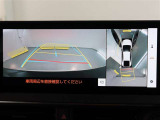 パノラミックビューモニター付きです。車両を上から見たような映像をモニター画面に表示。運転席からの目視では見にくい、車両周辺の状況をリアルタイムでしっかり確認できます。