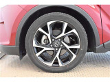 タイヤサイズは225/50R18です。スタッドレスタイヤをクレジットに組み込んでの購入もできますよ!!詳しくはスタッフまでお問い合わせくださいね