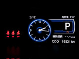 マルチインフォメーションディスプレイには、クルマの様々な情報を表示します。運転席から見やすい、インパネ中央部に配置されているので、運転中の視線異動が少なく快適です!