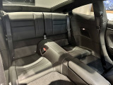 オプション設定のリアシートが装着されておりますので、乗車定員は4名となります
