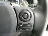 ステアリングには、メーター内インフォーメーションディスプレイの操作が、運転中でも目線をそらさずできます。