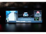 後退時に壁や障害物に衝突するおそれがあるとシステムが判断した場合、表示とブザーで知らせ、必要に応じて衝突を回避、または被