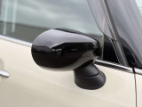 MINIの電動格納サイドミラーは、スイッチ操作でスムーズに開閉でき、狭い駐車場でも安心して扱えます。車体との一体感あるデザインで、利便性とスタイリングを両立した装備です。