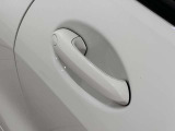 コンフォートアクセス付きでキーを携帯していれば施錠、開錠が可能です。